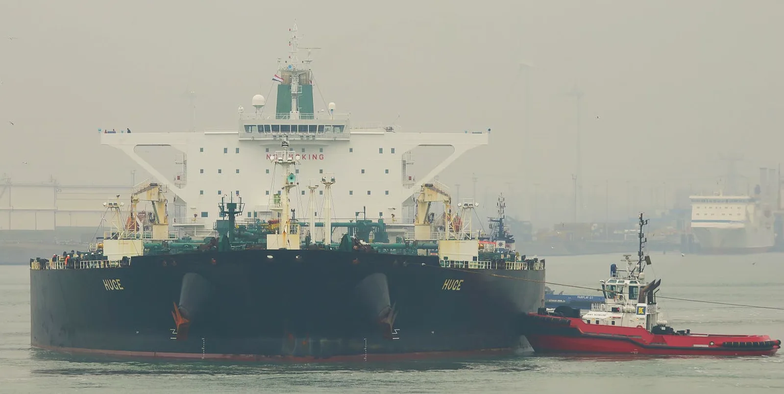 The Iranian crude tanker Huge, of the National Iranian Tanker Company, arriving at Rotterdam with the tug Smit Schelde, 