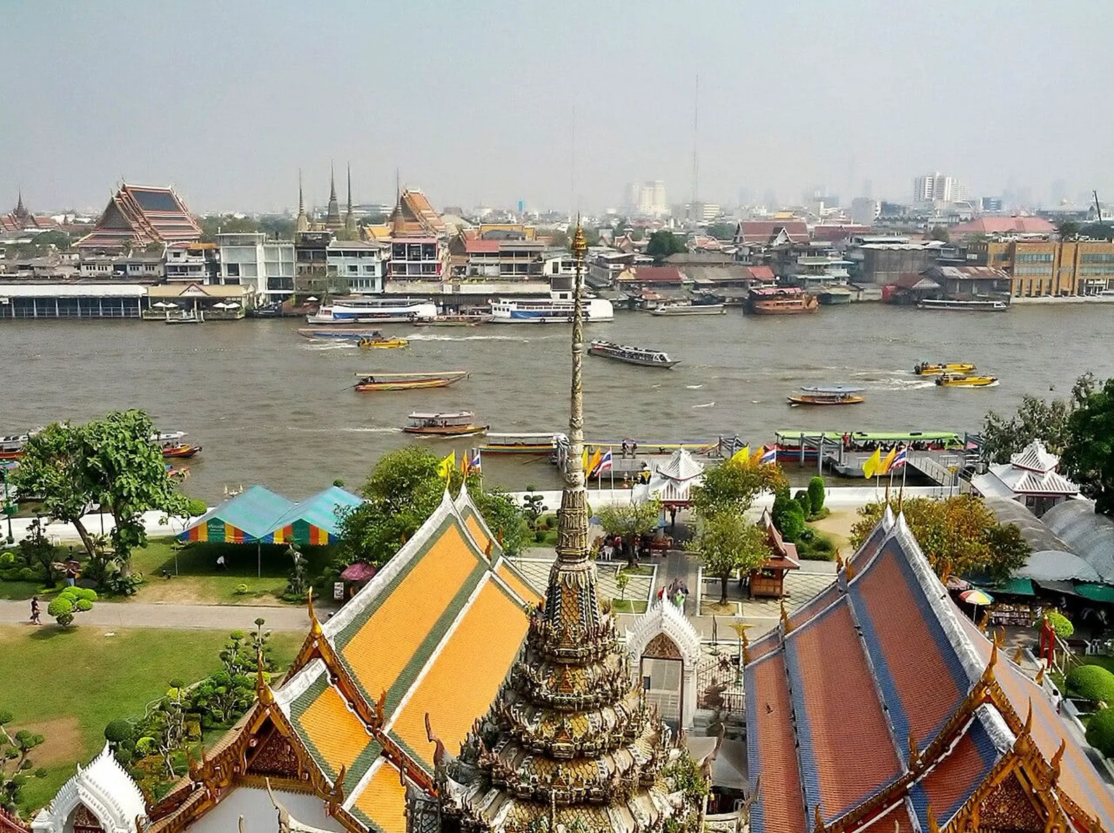 Boats on the Chao Phraya River in Bangkok, Thailand. Photo: Wikimedia Commons.