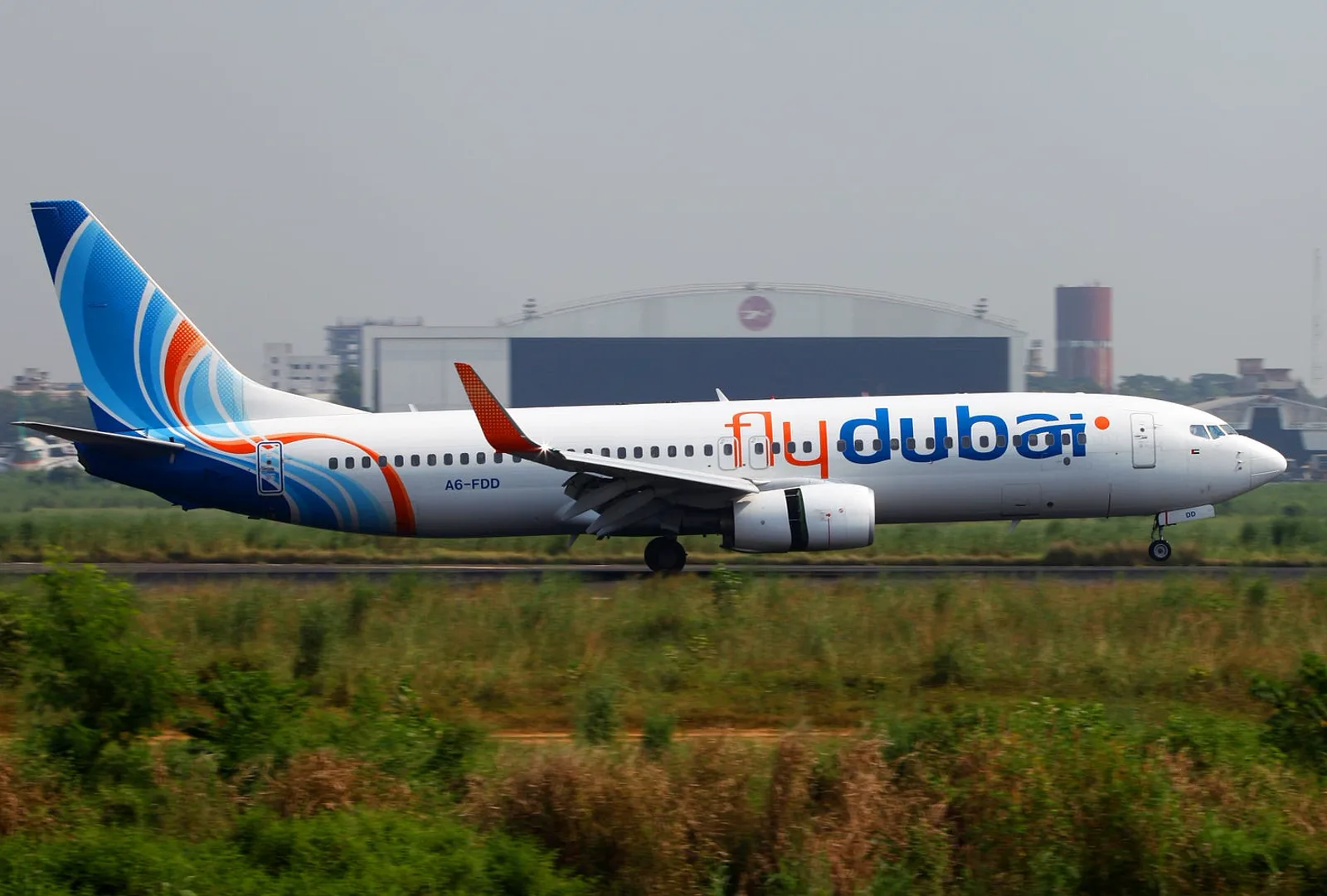 A Flydubai Boeing 737-800 (A6-FDD) landing with reverse thrusters deployed. Photo: Faisal Akram, CC BY-SA 2.0.