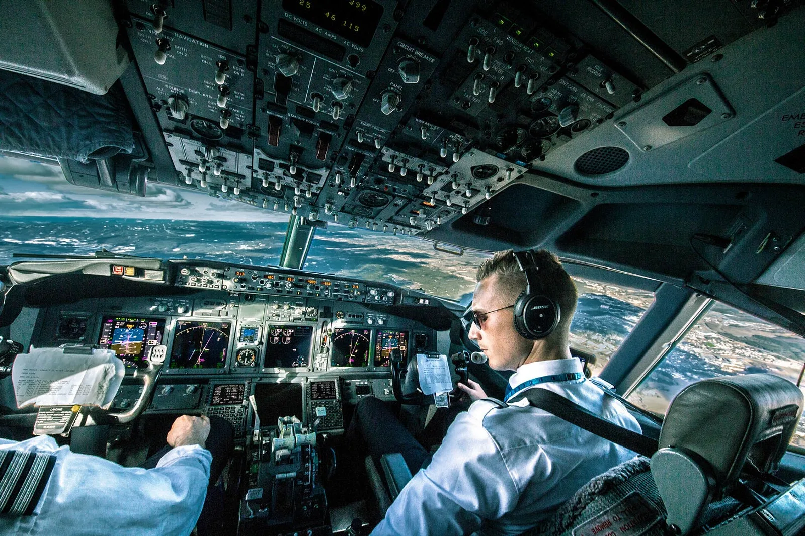 A Boeing 737 cockpit during flight, the workspace at the center of the stabbing attempt. Photo: Wikimedia Commons.