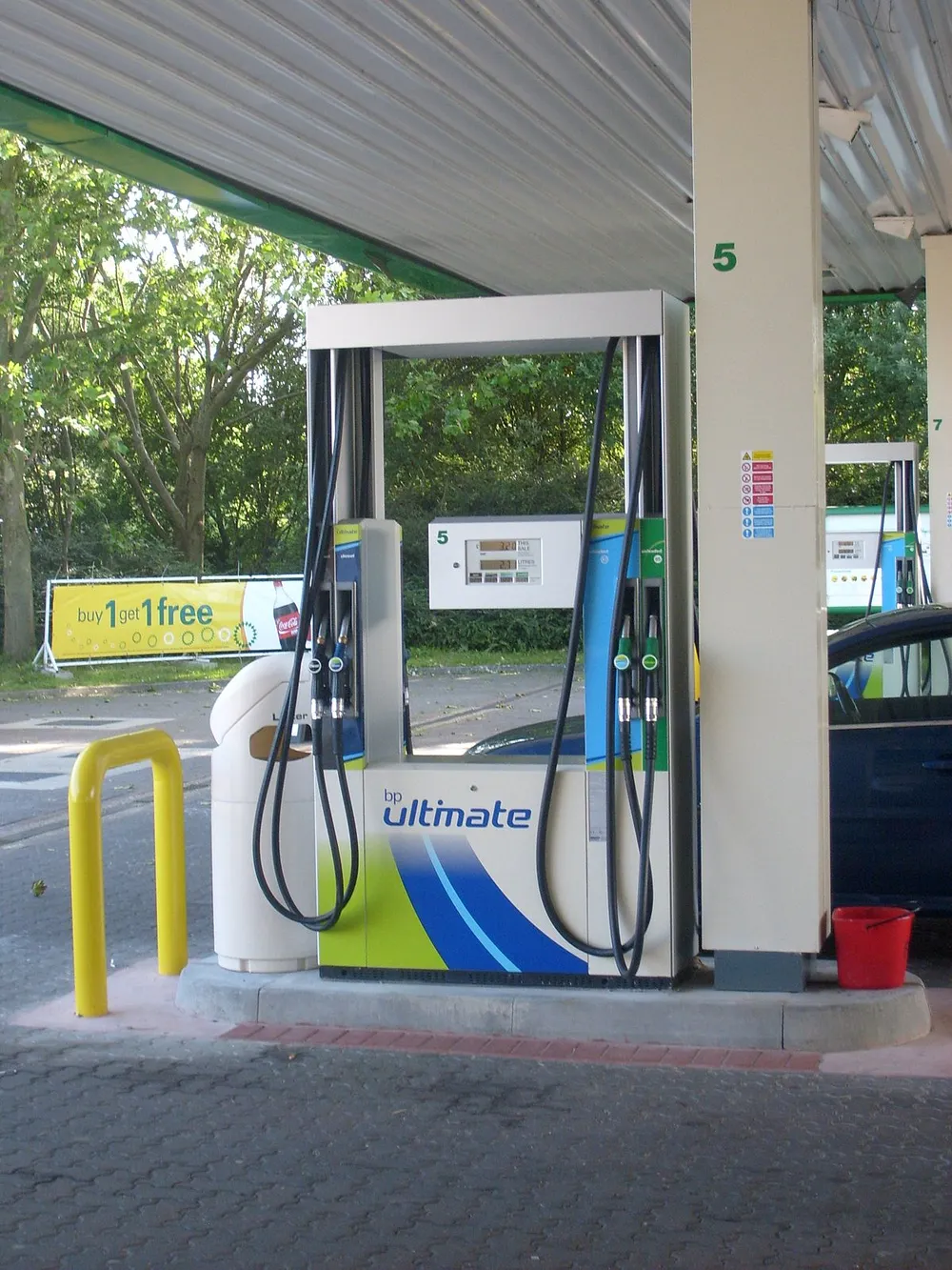 A BP Ultimate fuel pump on a forecourt, with litre readouts on the display. Photo: Unisouth, CC BY-SA 3.0.