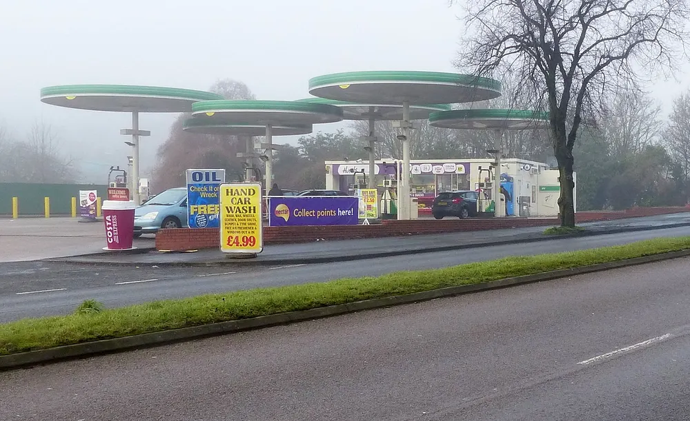 Red Hill filling station on the A6 Loughborough Road in Leicestershire, with circular BP canopies in fog. Photo: Mat Fascione / geograph.org.uk, CC BY-SA 2.0.