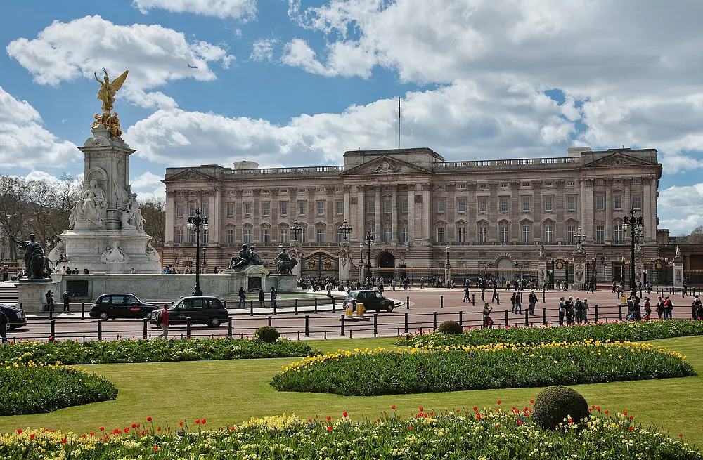 Buckingham Palace on a clear day in London. Photo: Wikimedia Commons.