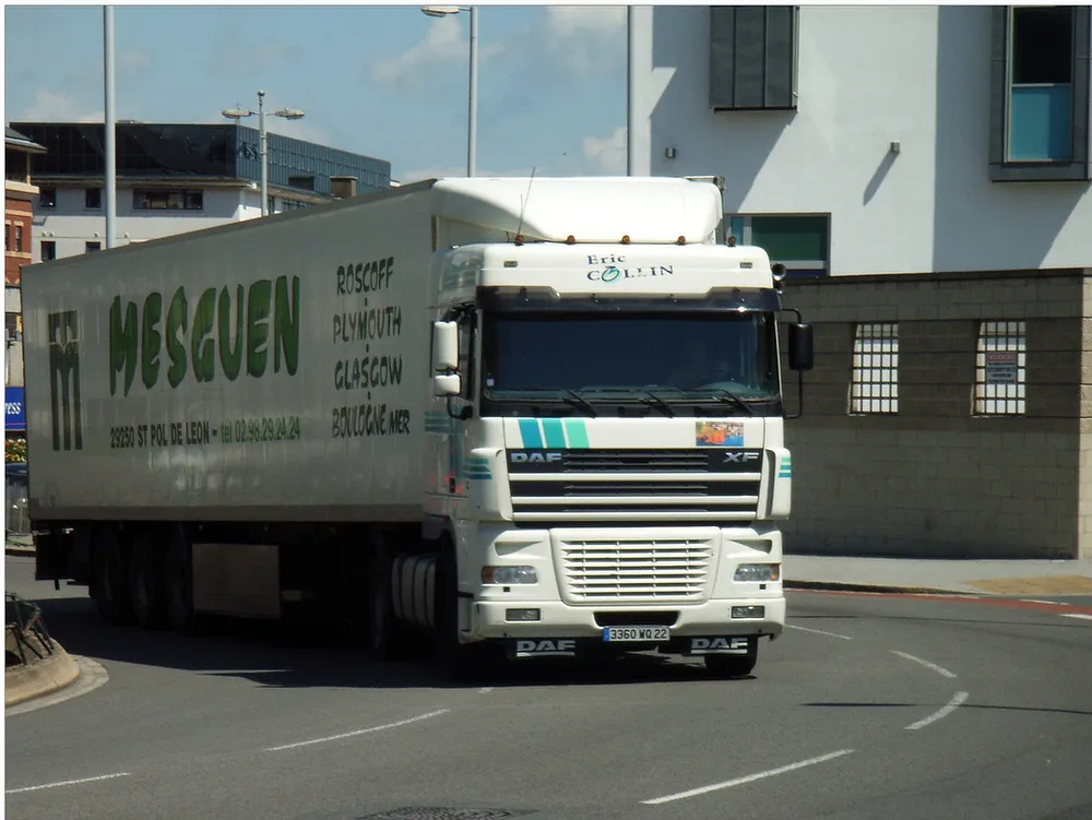 A Volvo FH16 heavy haulage truck on the road. Photo: Wikimedia Commons.