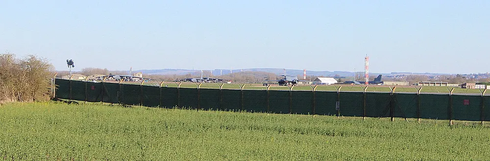 Hangars and apron at RAF Fairford in Gloucestershire. Photo: Peter Evans / Wikimedia Commons, CC BY-SA 2.0.