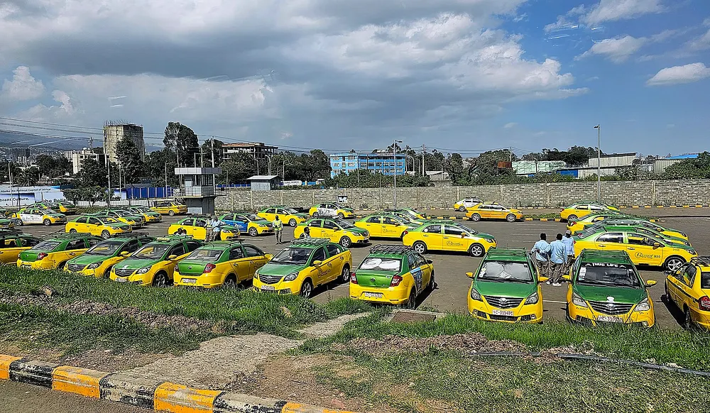 A taxi stand and street traffic in Addis Ababa. Photo: Ginevrajocosa88 / Wikimedia Commons, CC BY-SA 4.0.