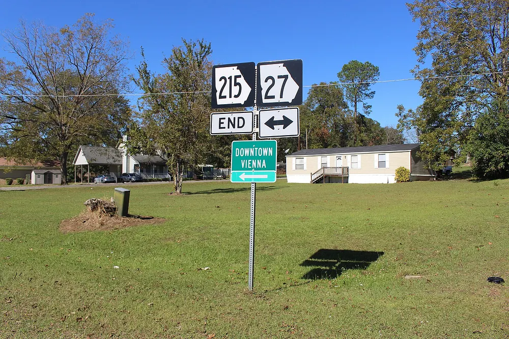 Georgia State Route 215 end and Downtown Vienna directional signs in Vienna, Georgia. Photo: Michael Rivera / Wikimedia Commons, CC BY-SA 4.0.