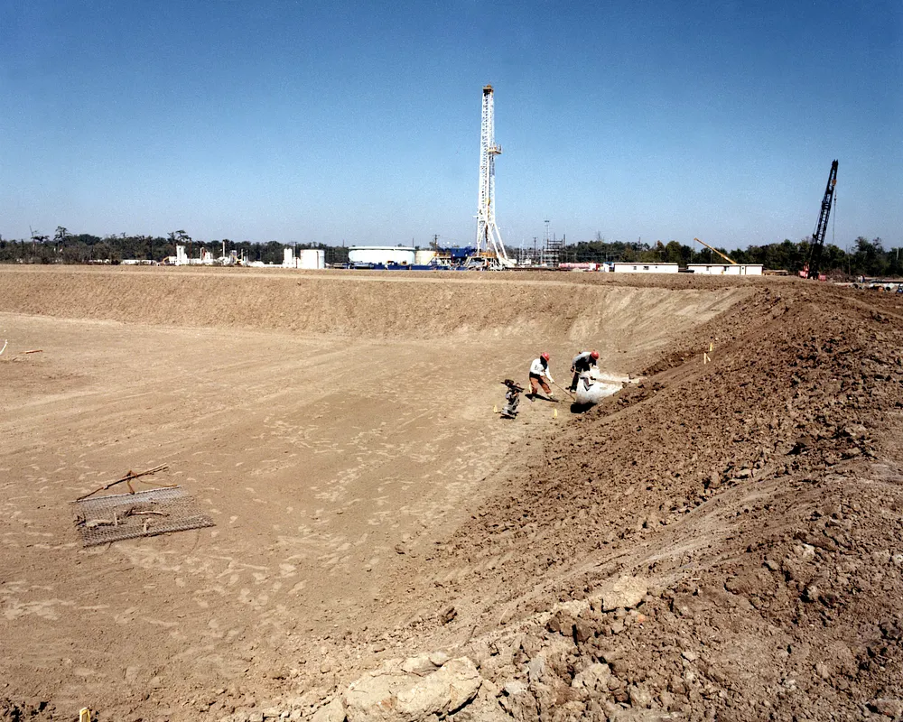 A drilling/well site at a U.S. Strategic Petroleum Reserve storage facility, with an above-ground rig on a dirt pad. Photo: U.S. Department of Energy, public domain.