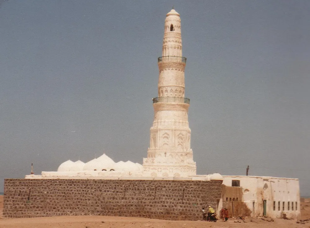 Historic mosque minaret in Mokha (Mocha), Yemen, photographed in 1996. Photo: Gomtu / Wikimedia Commons, CC BY 3.0.
