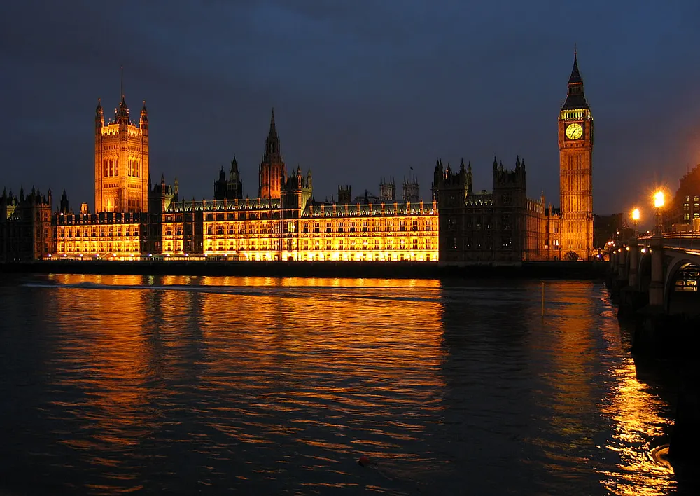 The Palace of Westminster and Elizabeth Tower illuminated at night. Photo: Andrew Dunn / Wikimedia Commons, CC BY-SA 2.0.