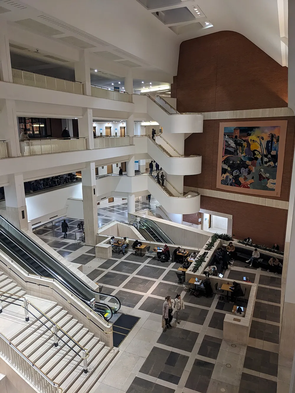 The interior of the British Library reading rooms in London. Photo: Katie Chan / Wikimedia Commons, CC BY-SA 4.0.