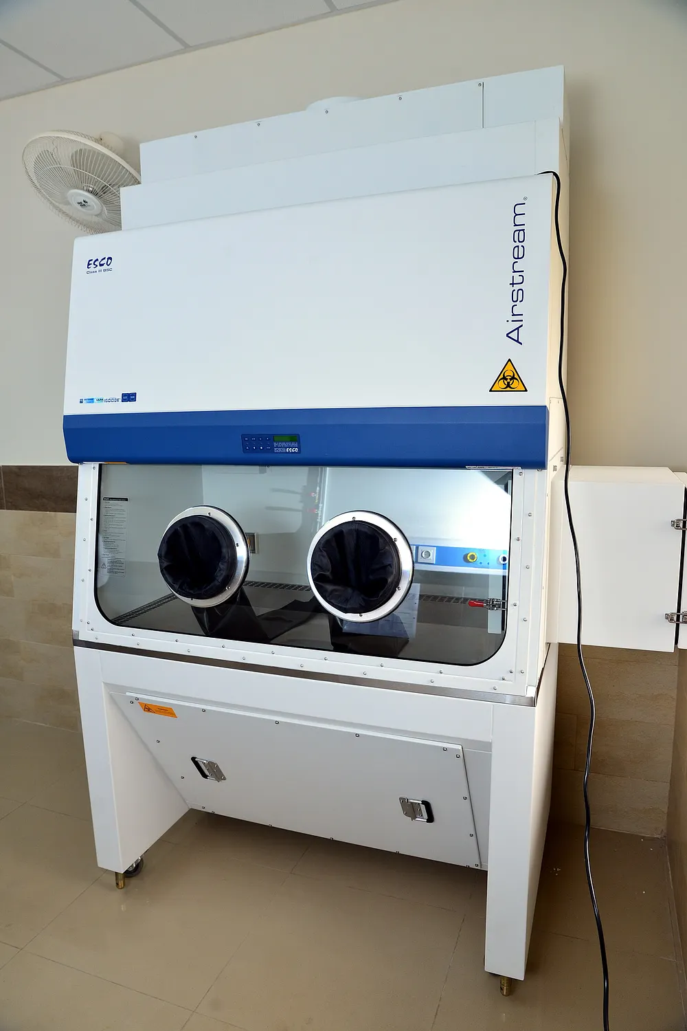A biosafety cabinet used for containment work in a laboratory. Photo: IAEA Imagebank / Wikimedia Commons, CC BY 2.0.