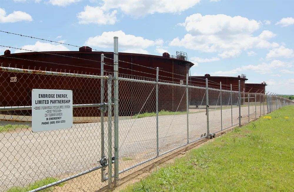 Crude oil storage tanks at the Enbridge tank farm in Cushing, Oklahoma. Photo: roy.luck / Wikimedia Commons, CC BY 2.0.