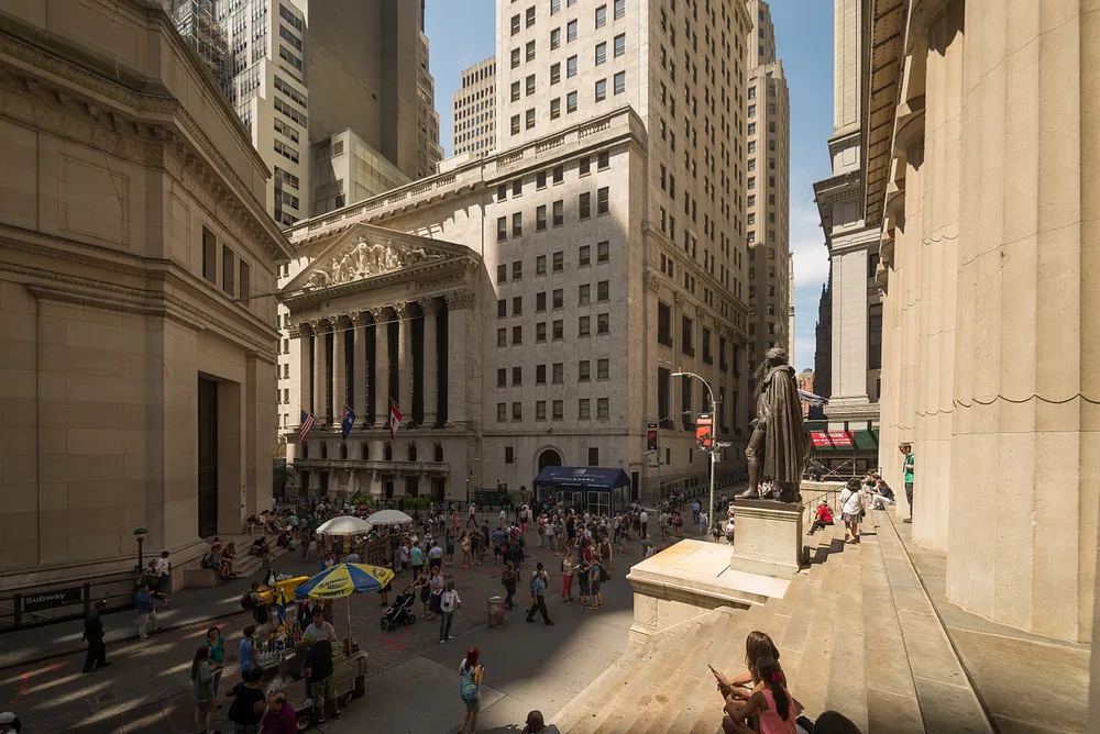 The New York Stock Exchange facade on Wall Street. Photo: Arild Vågen / Wikimedia Commons, CC BY-SA 4.0.