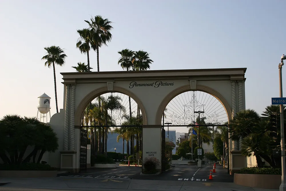 The Melrose Avenue gate at Paramount Pictures in Los Angeles. Photo: Chris Brown (zoonabar) / Wikimedia Commons, CC BY 2.0.