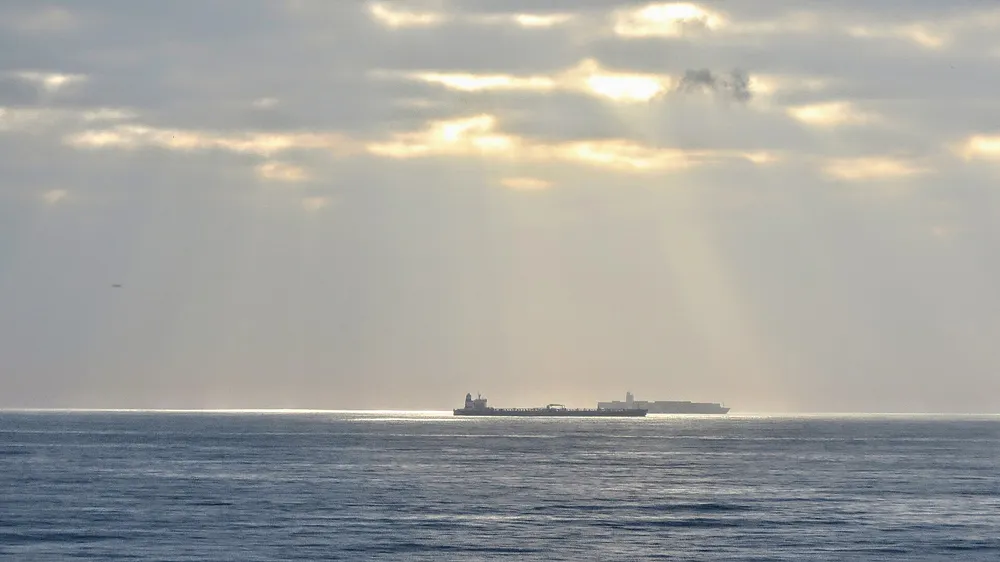 An oil tanker waiting offshore to enter harbour. Photo: Clusteringcoefficient / Wikimedia Commons, CC BY-SA 4.0.