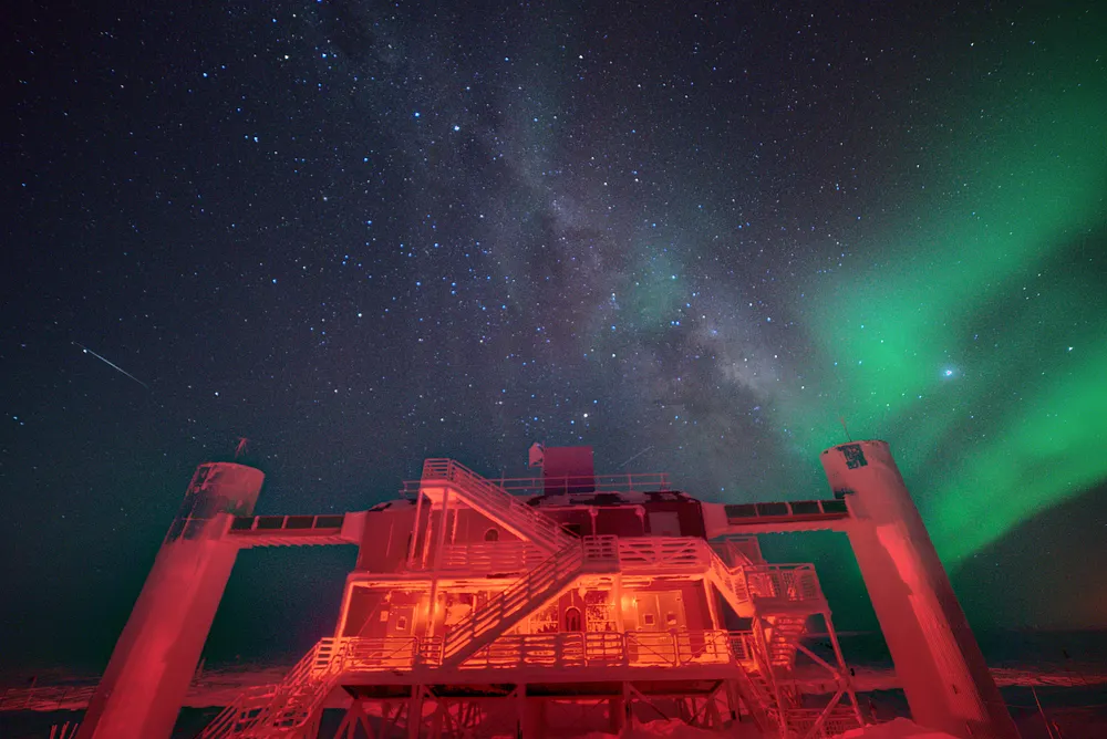 The IceCube Laboratory at the South Pole at night. Photo: John Hardin / Wikimedia Commons, CC BY 4.0.