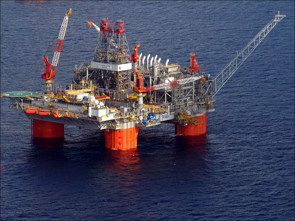 The Thunder Horse semi-submersible platform in the Gulf of Mexico. Photo: Andyminicooper / Wikimedia Commons, CC BY-SA 3.0.