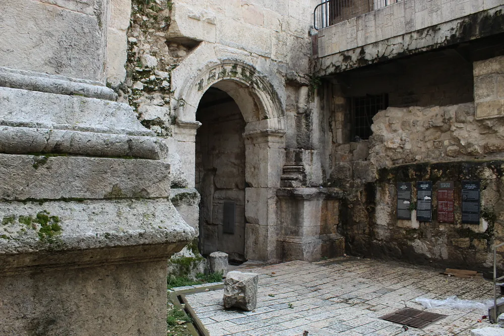The old gate beneath Damascus Gate in Jerusalem. Photo: Davidbena / Wikimedia Commons, CC BY-SA 4.0.