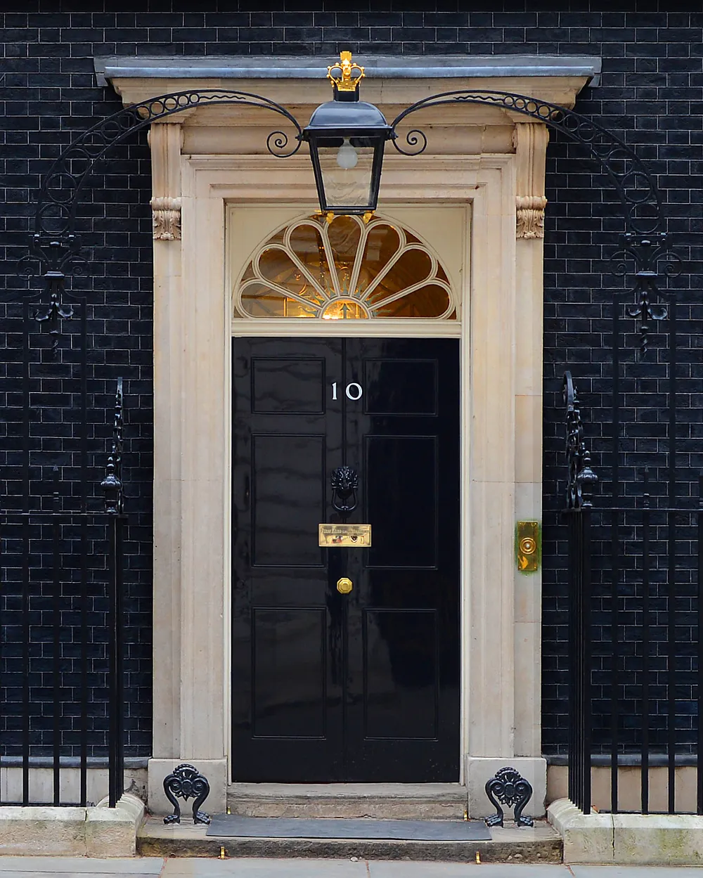 The door of 10 Downing Street in London. Photo: Sergeant Tom Robinson RLC / Wikimedia Commons, OGL v1.0.