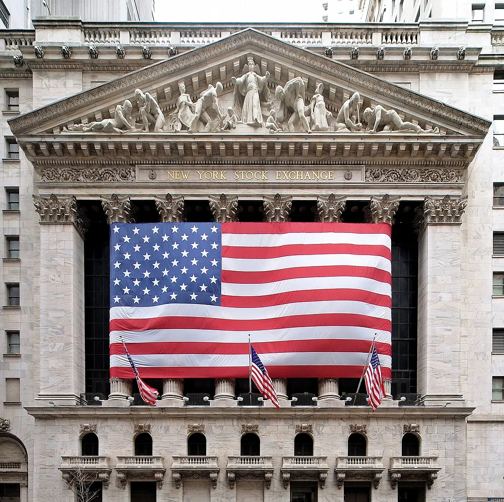 The facade of the New York Stock Exchange. Photo: Arnoldius / Wikimedia Commons, CC BY-SA 3.0.