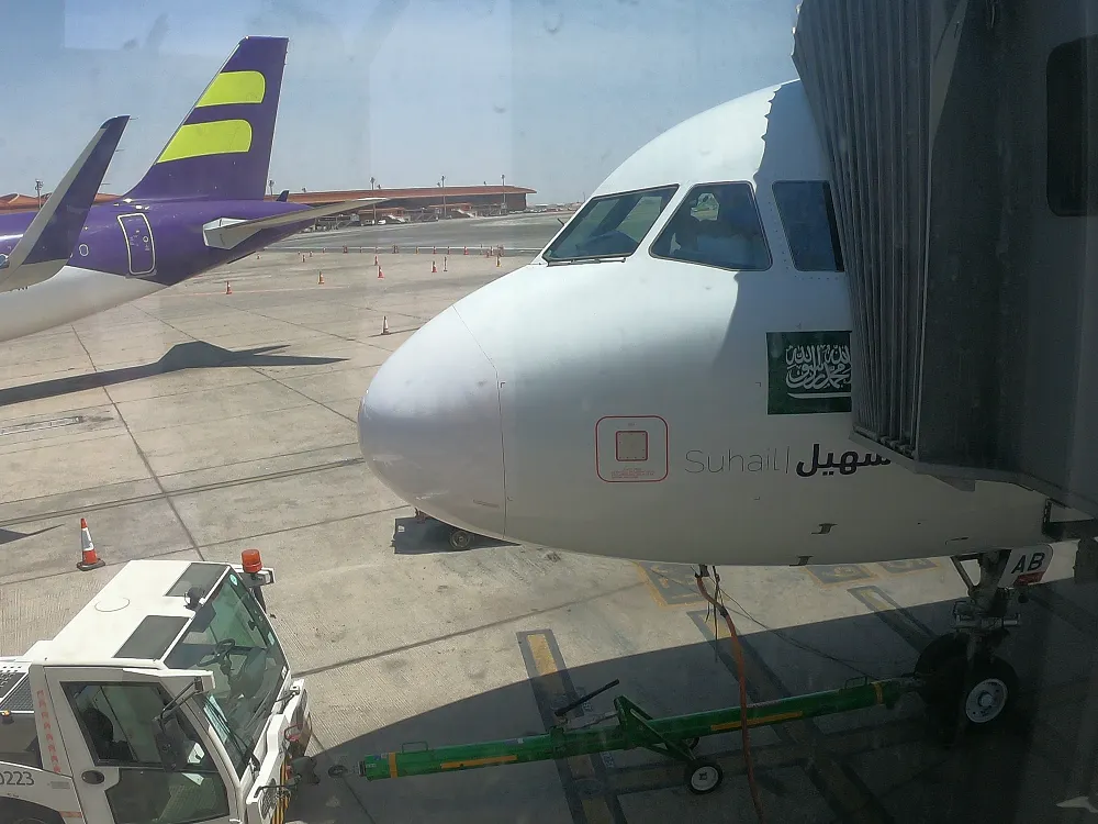 Aircraft at a gate at King Abdulaziz International Airport in Jeddah. Photo: Elyas4320 / Wikimedia Commons, CC BY-SA 4.0.
