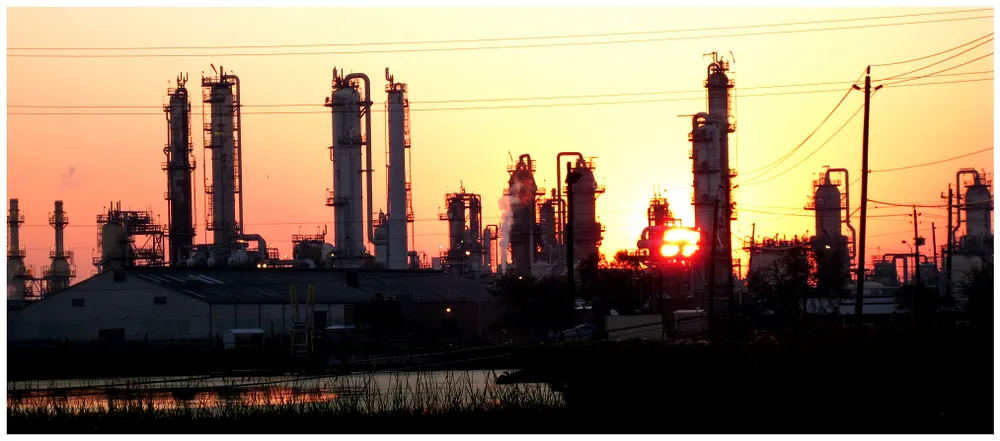 A refinery on the Texas coast at sunrise. Photo: Baytownbert / Wikimedia Commons, CC BY-SA 3.0.