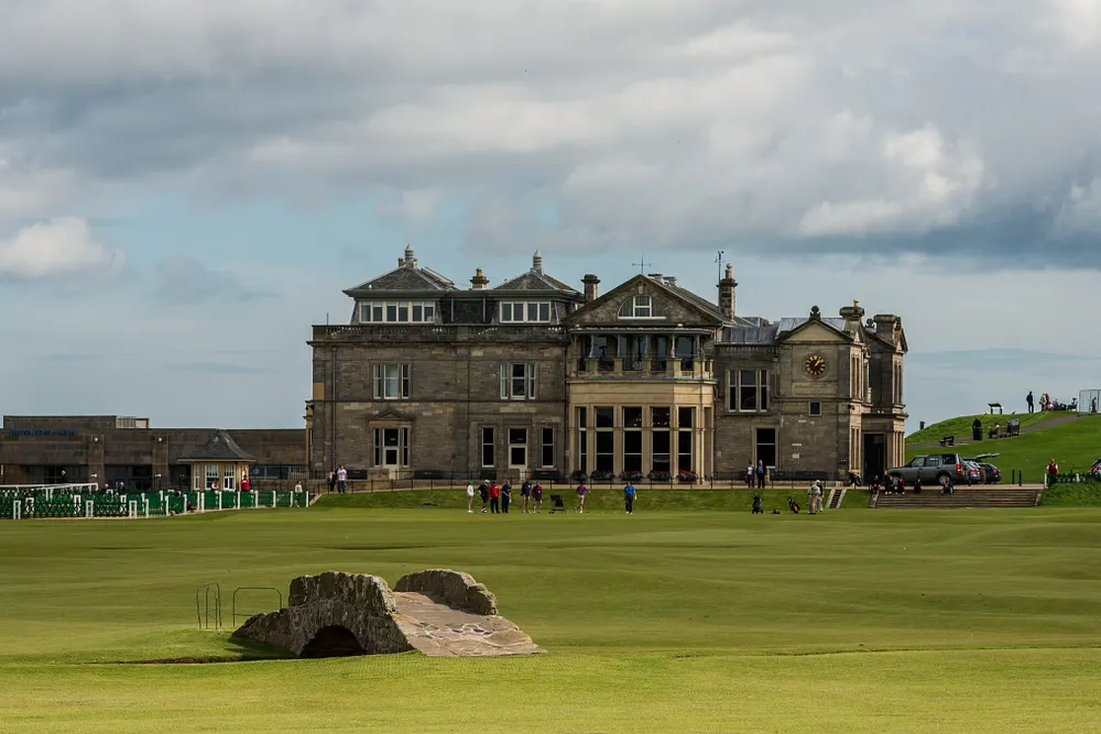 The Swilcan Bridge and the R&A clubhouse at St Andrews. Photo: Optograph / Wikimedia Commons, CC BY-SA 3.0.