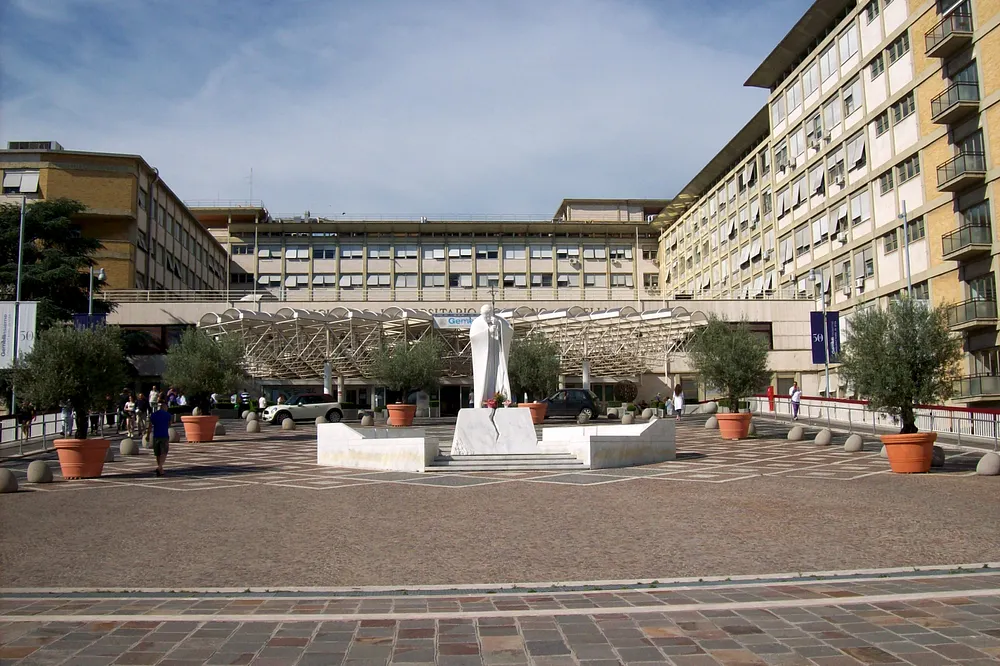 The entrance court of Gemelli Hospital in Rome. Photo: Blackcat / Wikimedia Commons, CC BY-SA 3.0 it.