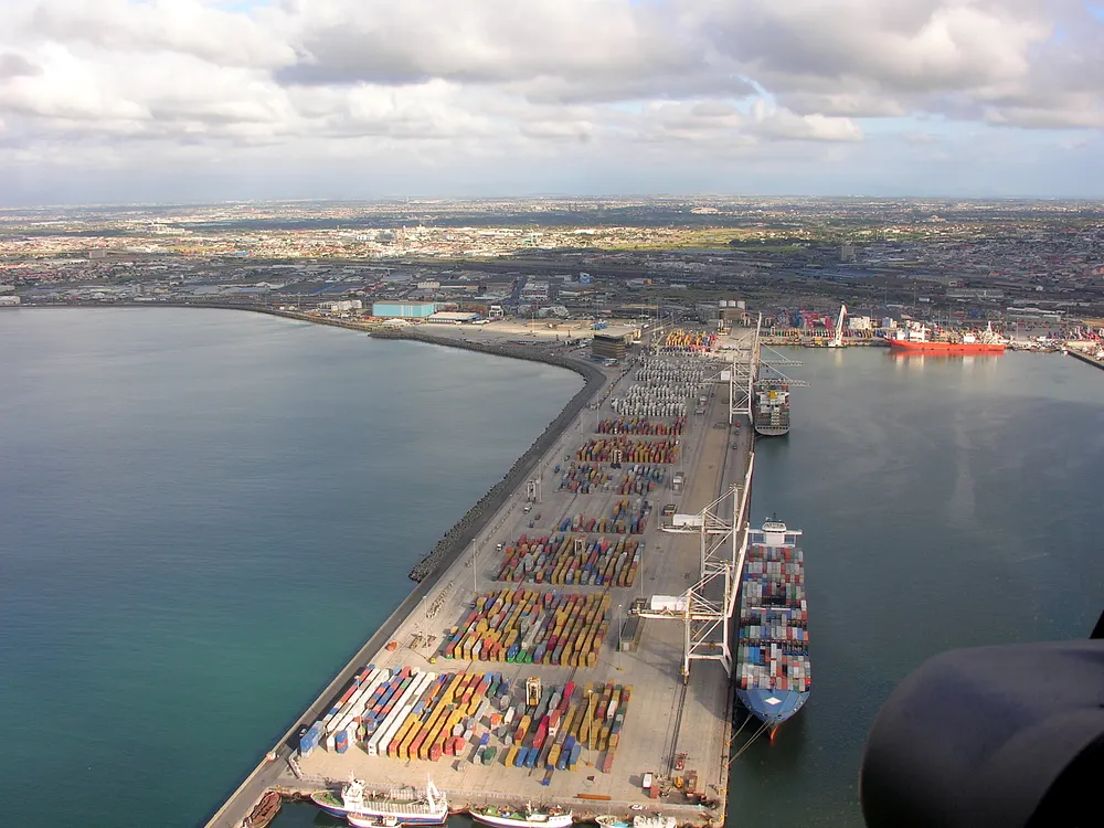 Container ships at the harbour in Cape Town. Photo: Simisa / Wikimedia Commons, CC BY-SA 3.0.