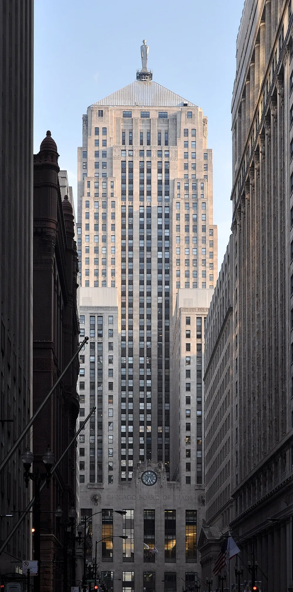The Chicago Board of Trade Building. Photo: Joe Ravi / Wikimedia Commons, CC BY-SA 3.0.
