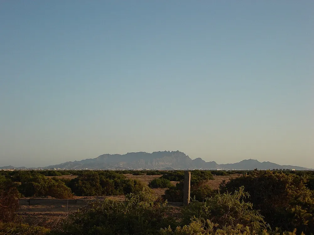 Volcanic hills above Aden, Yemen. Photo: Haimasoph / Wikimedia Commons, CC BY-SA 3.0.