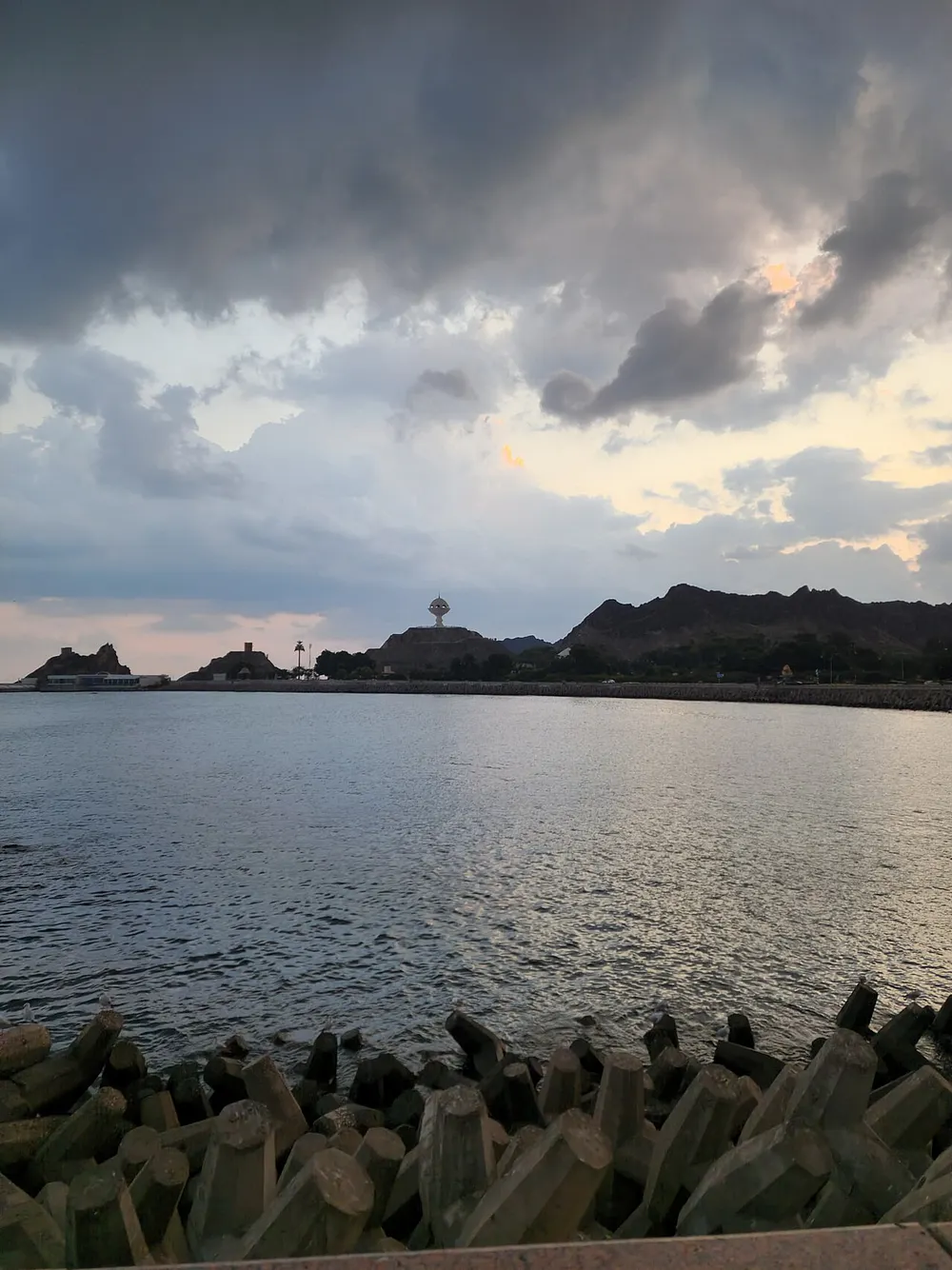 The corniche in Muscat, Oman. Photo: Karananand2 / Wikimedia Commons, CC0.