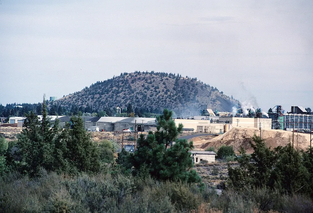 Pilot Butte above Bend, Oregon. Photo: Lyn Topinka, USGS / Wikimedia Commons, public domain.