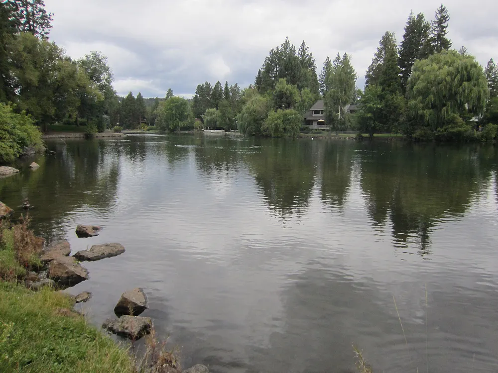 Mirror Pond at Drake Park in Bend, Oregon. Photo: Another Believer / Wikimedia Commons, CC BY-SA 4.0.