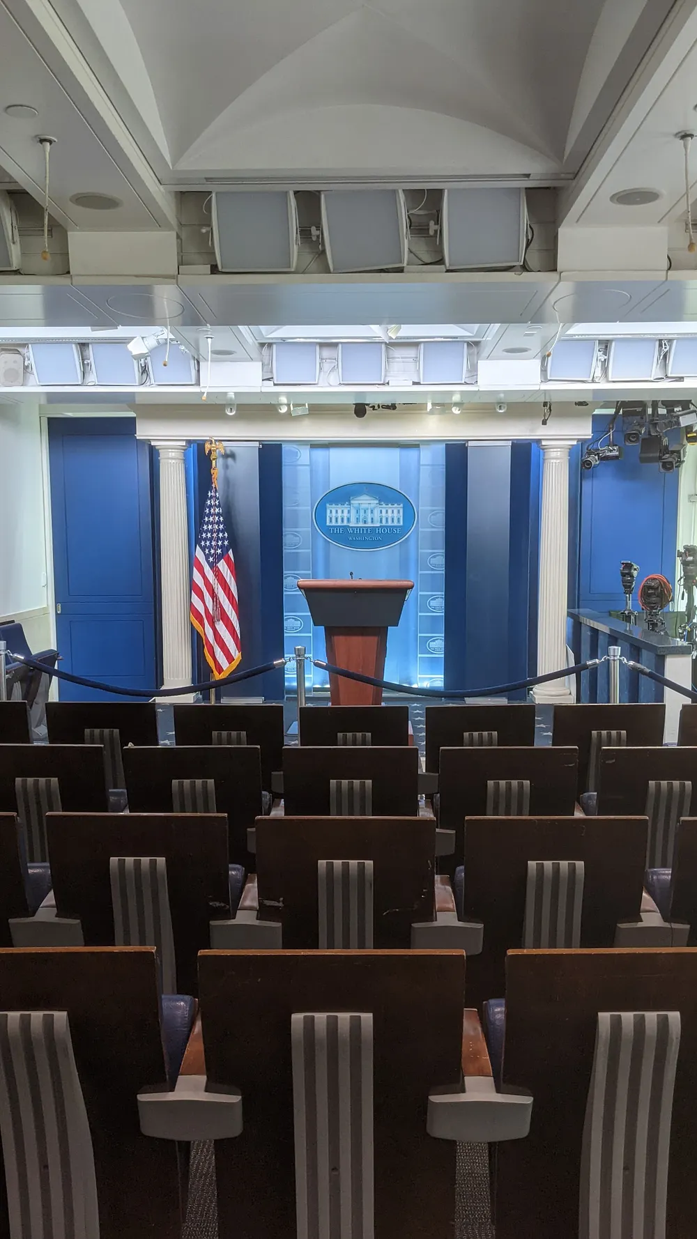 The White House press briefing room, empty. Photo: CabbageFuel / Wikimedia Commons, CC BY-SA 4.0.