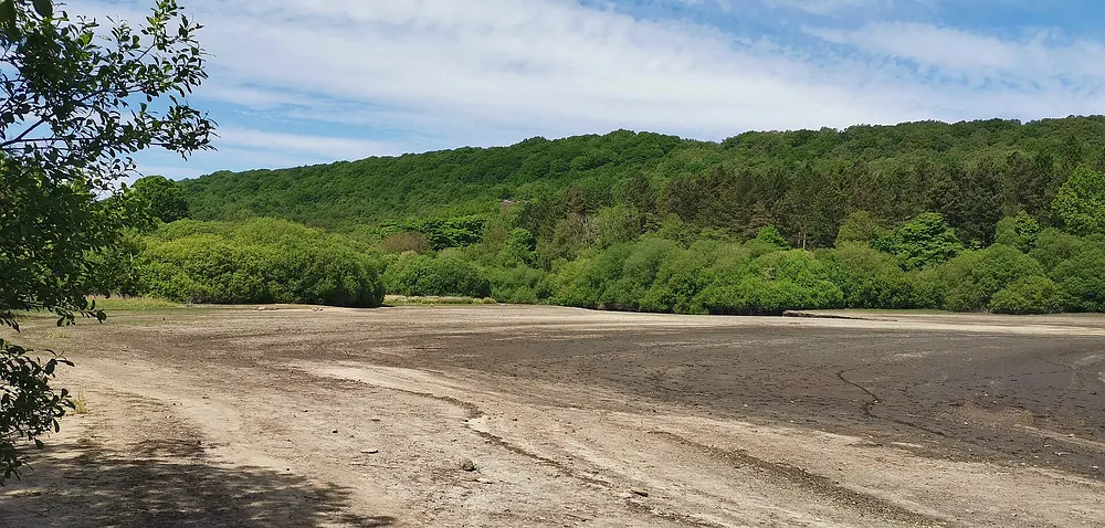 Broomhead Reservoir in South Yorkshire, dried out. Photo: Chris Morgan / Wikimedia Commons, CC BY-SA 2.0.