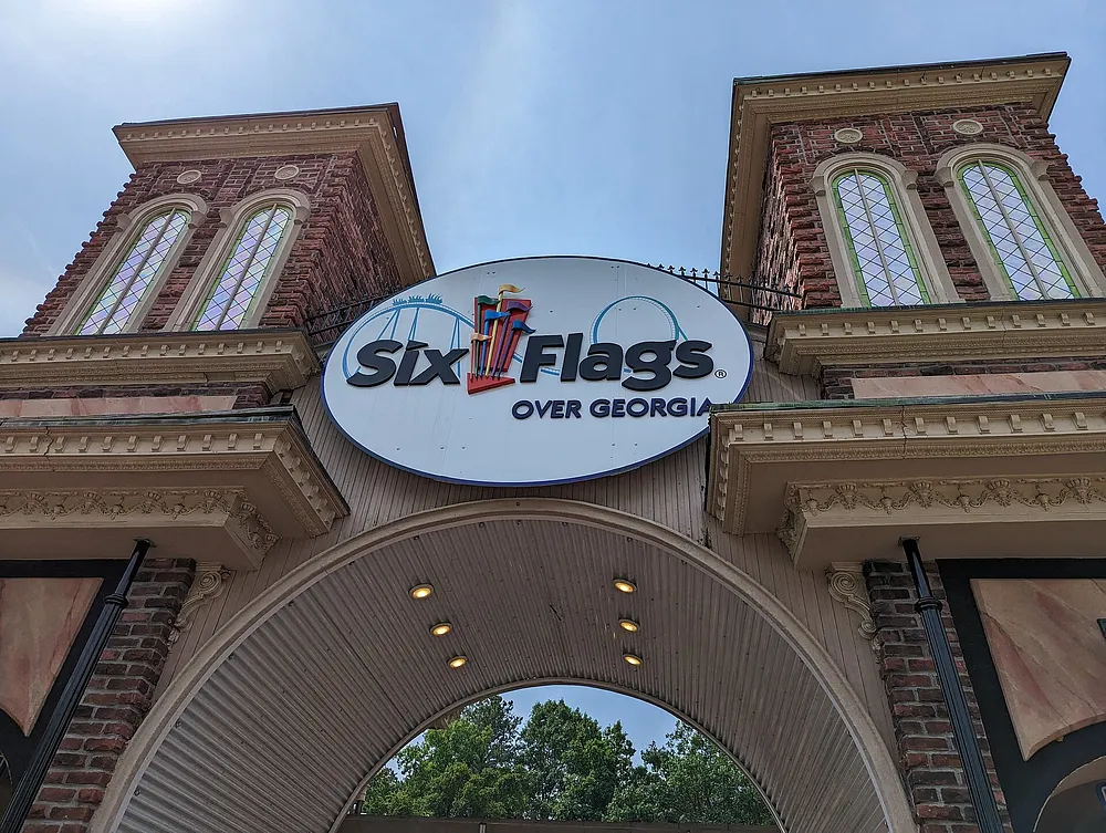 The entrance gate at Six Flags Over Georgia. Photo: Jeremy Thompson / Wikimedia Commons, CC BY 2.0.