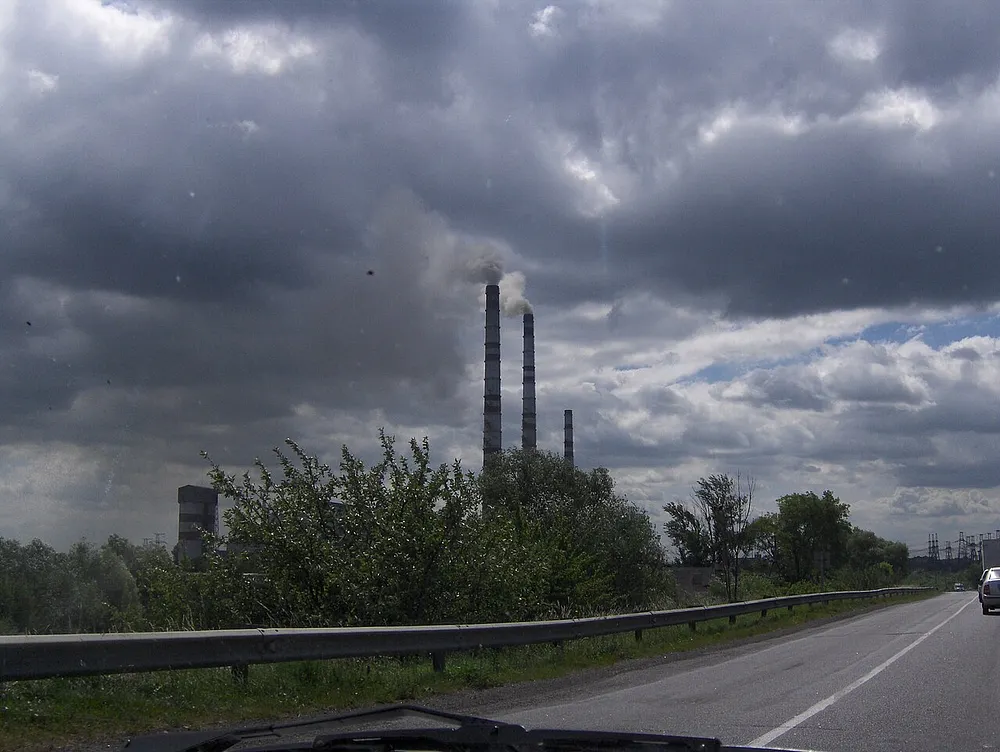 The Burshtyn power station in Ukraine. Photo: Roman Zacharij / Wikimedia Commons, public domain.