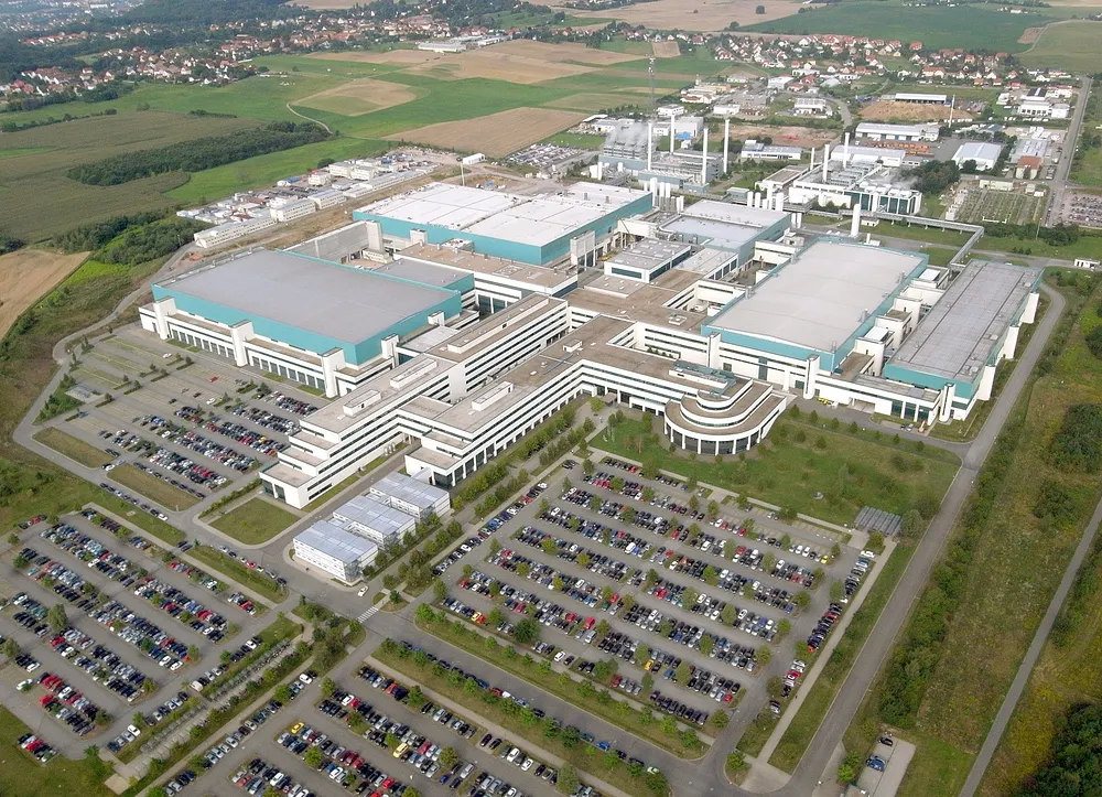 GlobalFoundries Fab 1 in Dresden, a semiconductor plant of the kind caught in the chip selloff. Photo: Fensterblick / Wikimedia Commons, CC BY-SA 3.0.