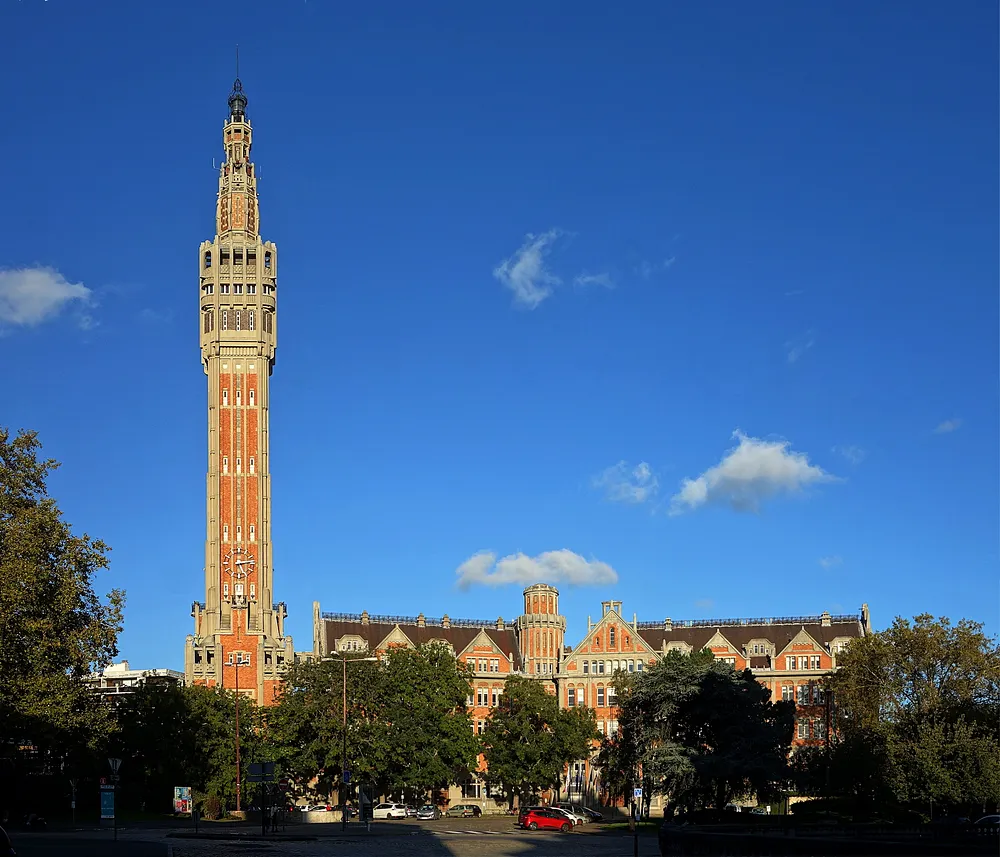 Lille city hall, seen from the Porte de Paris. Photo: Velvet / Wikimedia Commons, CC BY-SA 4.0.
