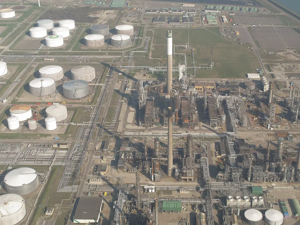 The BP oil refinery at Europoort in Rotterdam. Photo: Michielverbeek / Wikimedia Commons, CC BY-SA 3.0.