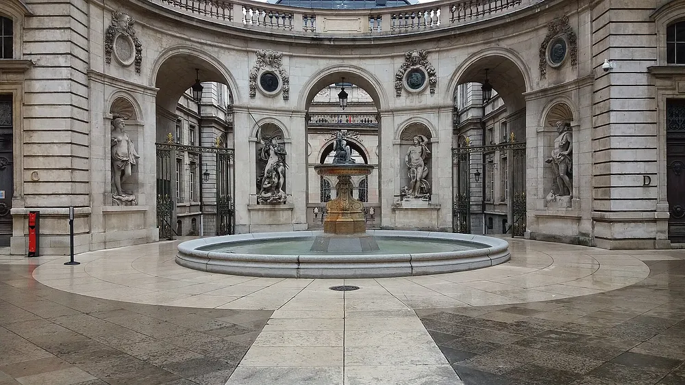 The courtyard of Lyon's city hall. Photo: Romainbehar / Wikimedia Commons, CC0.