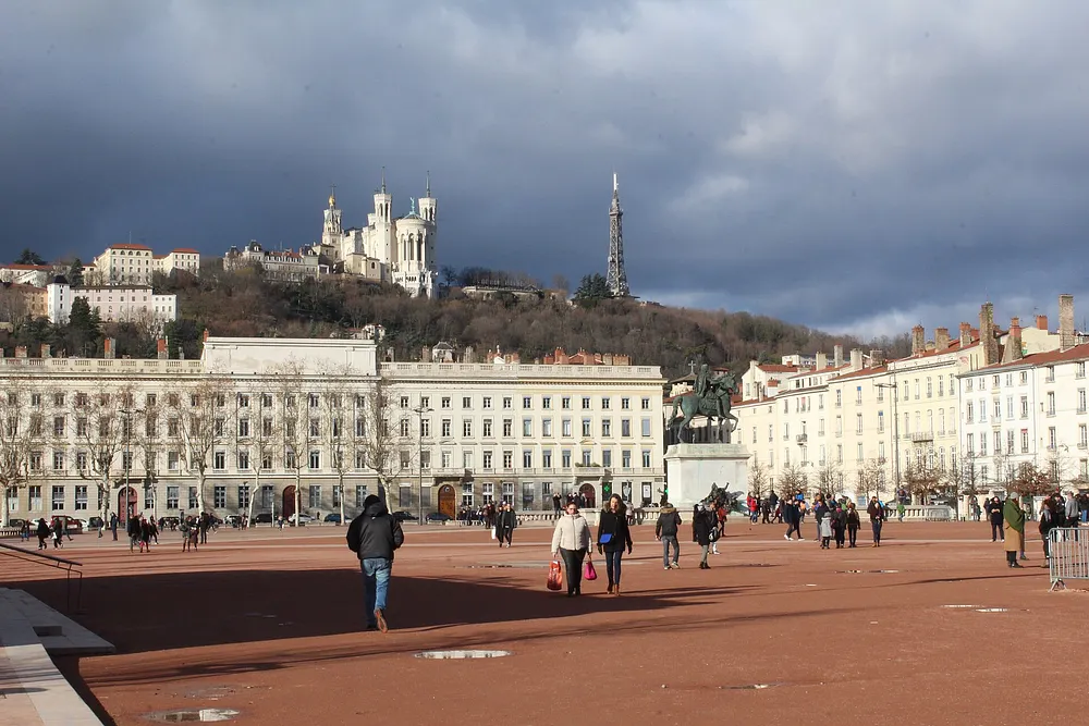 Place Bellecour in Lyon, with the Basilica of Notre-Dame de Fourviere behind it. Photo: Chabe01 / Wikimedia Commons, CC BY-SA 4.0.