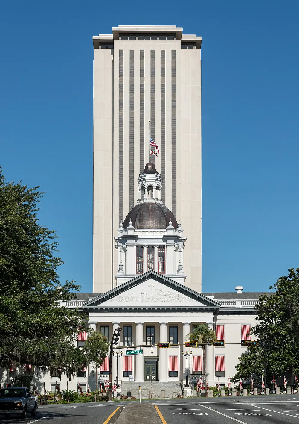 The historic and current Florida State Capitols in Tallahassee. Photo: DXR / Wikimedia Commons, CC BY-SA 4.0.