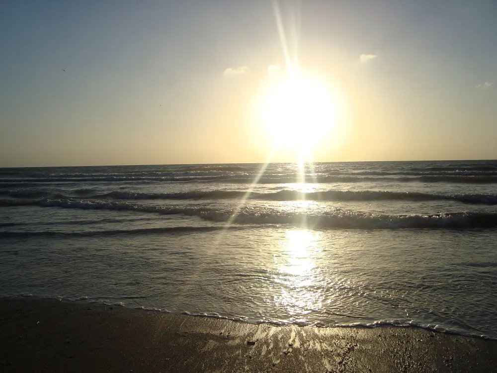 Sunset on the Strait of Hormuz. Photo: Hadi Karimi / Wikimedia Commons, CC BY 3.0.