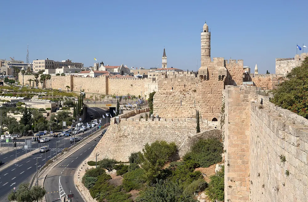The Old City walls and the Tower of David in Jerusalem. Photo: Pudelek / Wikimedia Commons, CC BY-SA 4.0.