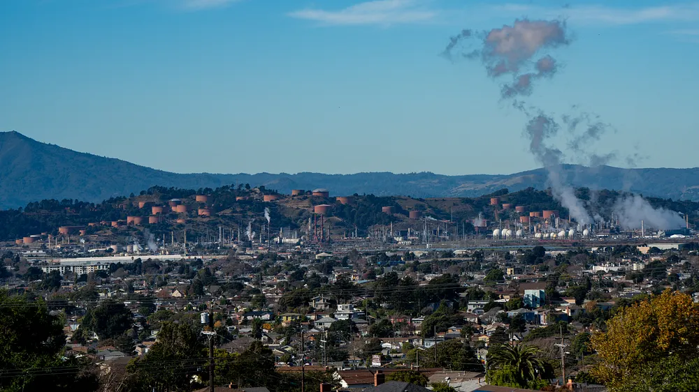 The Chevron refinery in Richmond, California, seen from Mira Vista Field. Photo: Bastique / Wikimedia Commons, CC BY-SA 4.0.