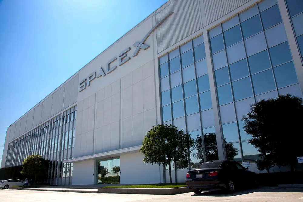 SpaceX headquarters in Hawthorne, California. Photo: SpaceX / Wikimedia Commons, CC0.
