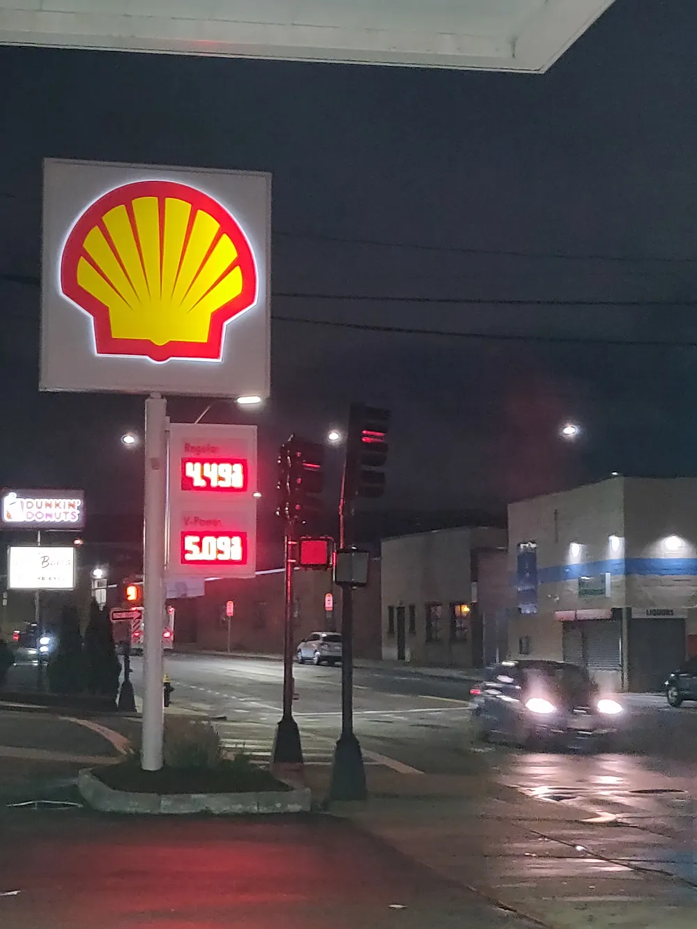 A Shell gasoline price sign outside Boston in May 2022. Photo: Sdkb / Wikimedia Commons, CC BY-SA 4.0.